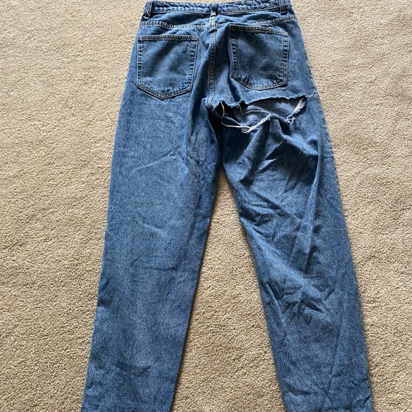 PrettyLittleThing Mom Relaxed Blue Jeans - Picture 3 of 4